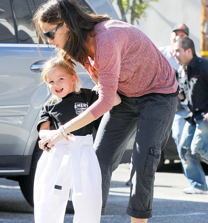 
    Seraphina Rose  face karate, deşi  are doar 3 anişori  