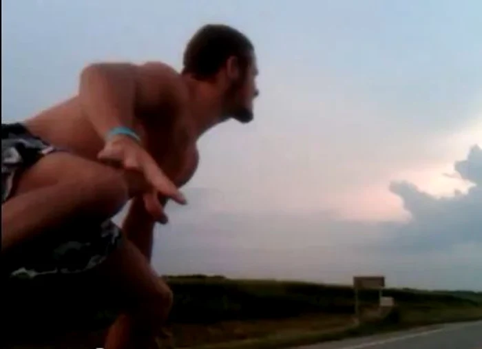 
    Nebunia anului: surfing pe maşină  