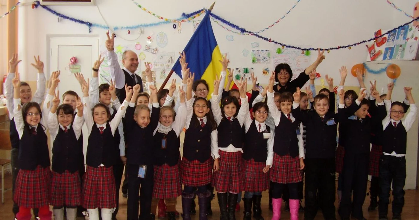 Stănică şi Mariana Meiroşu, împreună cu elevii lor: „Hai România!”