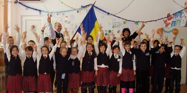 Stănică şi Mariana Meiroşu, împreună cu elevii lor: „Hai România!”