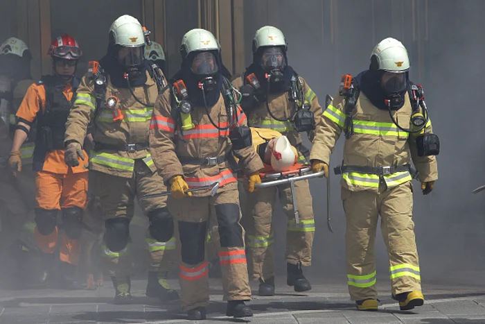 
    Pompierii au salvat 18 persoane din clădirea în flăcăriFoto: Getty  