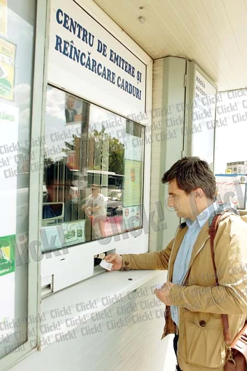 
    Reconstituire: Tânărul vindea cannabis  la pliculeţe de un gram  persoanelor care nu  l-ar fi turnat niciodată (Fotografii: Roberto Sălceanu)  