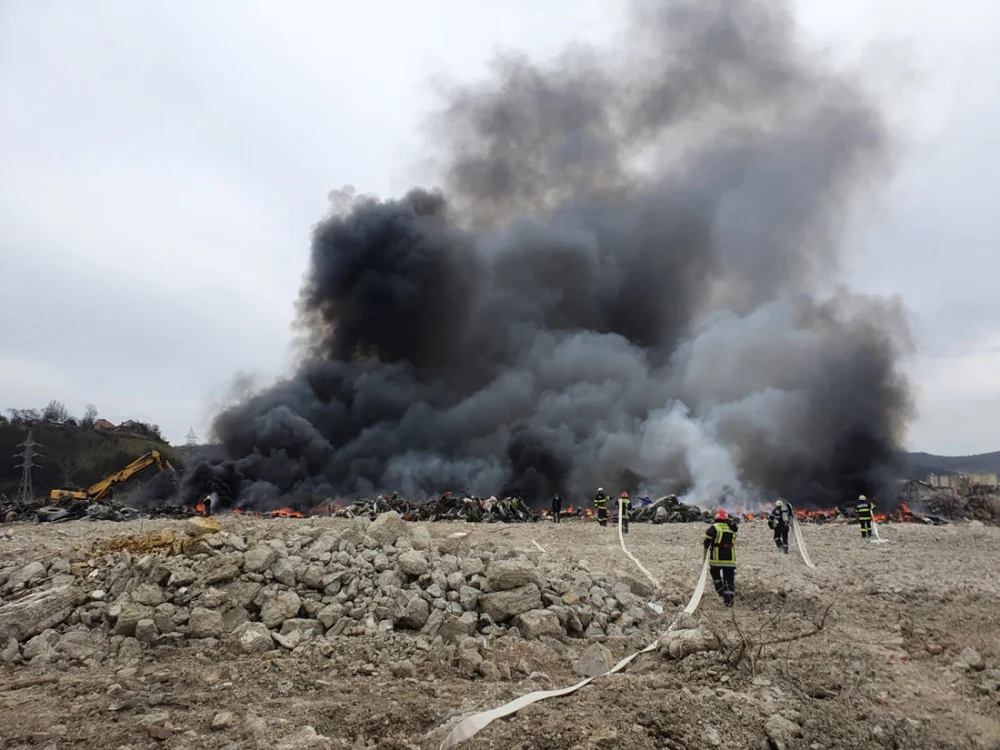 Incendiul se manifestă pe circa 800 de metri pătraţi. Foto: ISU Alba