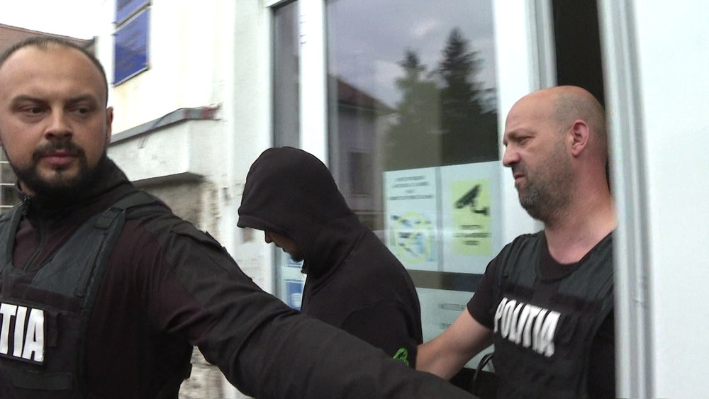 Bărbatul care a torturat un bebeluș timp de o lună, arestat preventiv. Ce spune mama micuțului