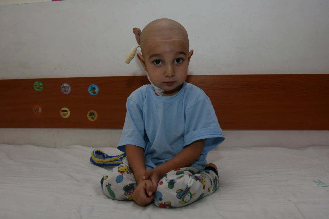 
    Damian, un băieţel de 3 ani şi 3 luni, suferă de cancer la rinichi.  