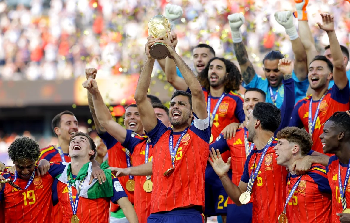 Rodri a ridicat trofeul, Spania e noua campioană mondială la fotbal (Foto: EPAImages)