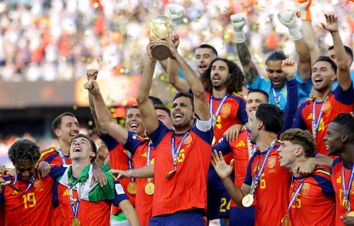Rodri a ridicat trofeul, Spania e noua campioană mondială la fotbal (Foto: EPAImages)