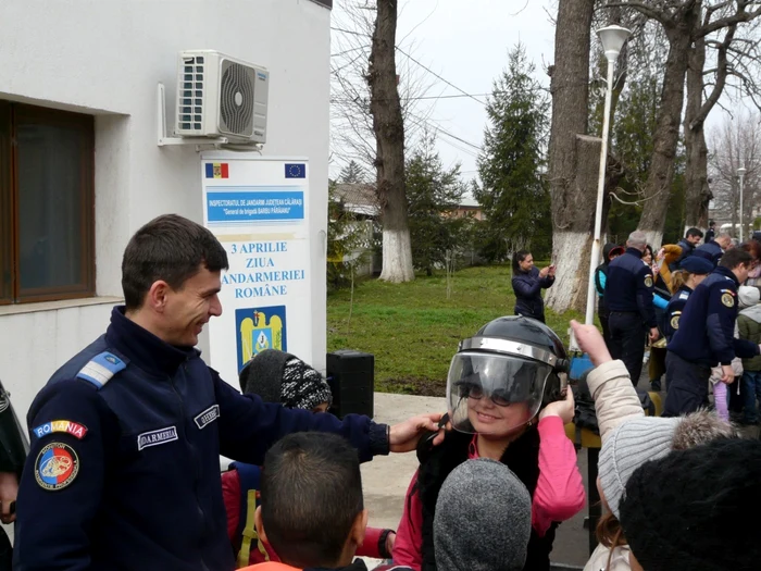 Elevii, la întâlnirea cu militarii FOTO IJJ