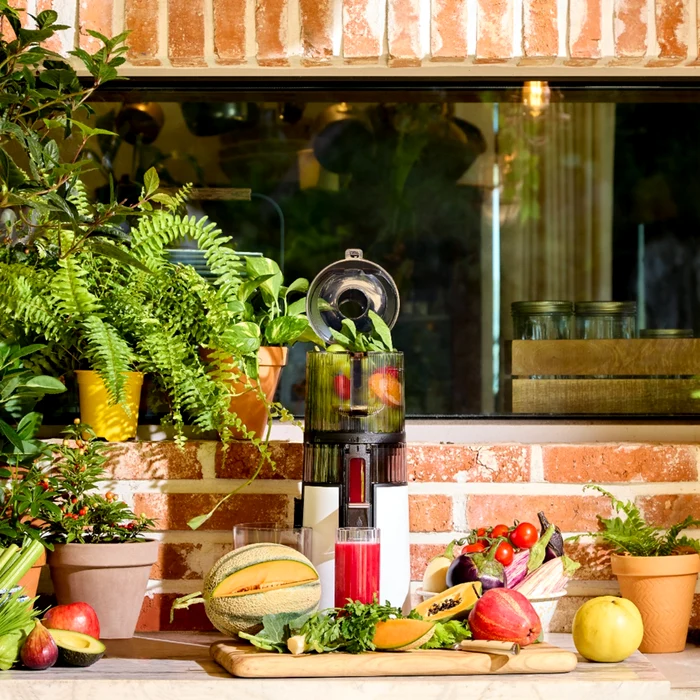 Storcător modern și suc natural bogat în vitamine ideal pentru o dietă zilnică echilibrată Azko.id