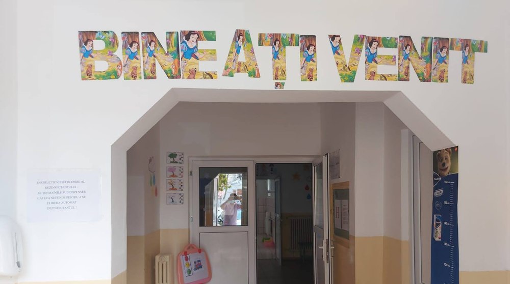 Pedeapsa primită de o educatoare care a strâns de gât o fetiță, în vârstă de trei ani, de față cu ceilalți copii din grupă