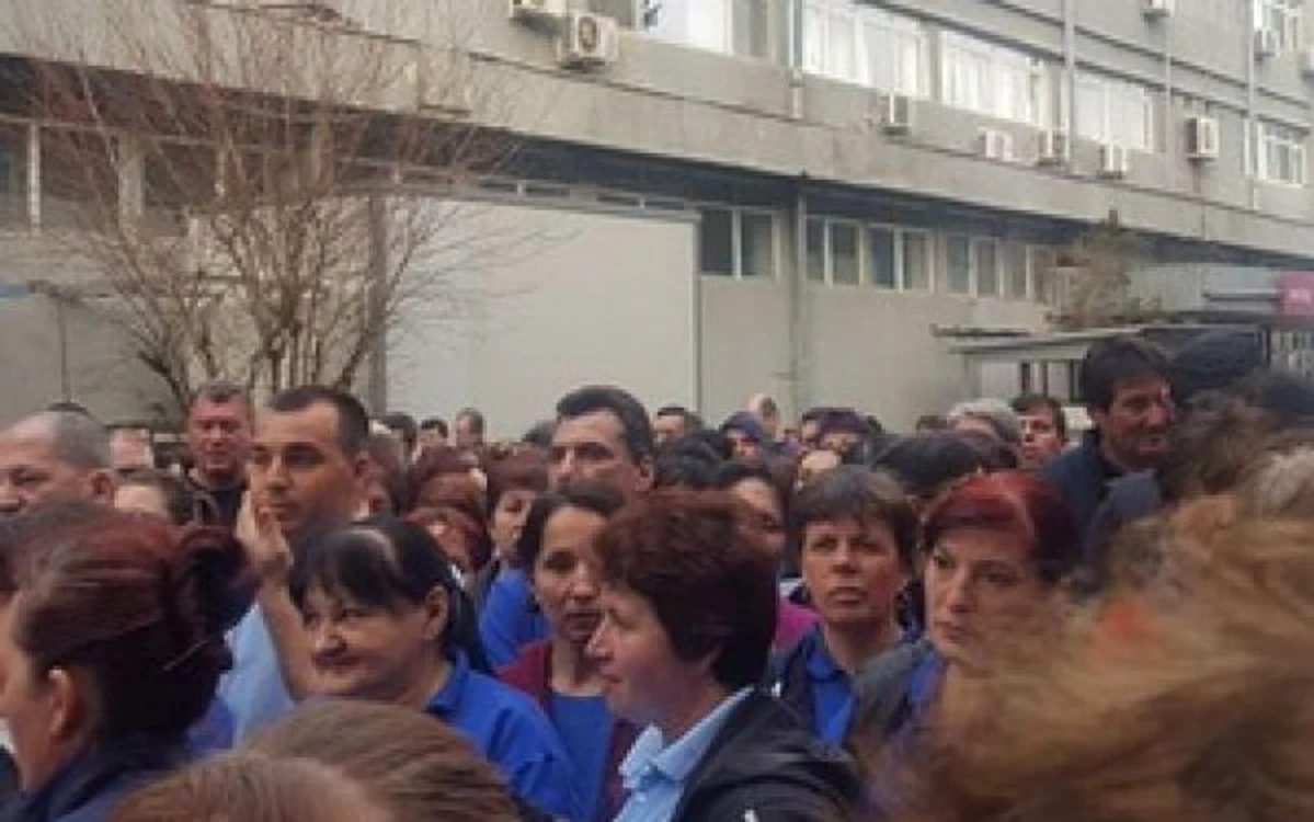 Muncitorii de la Fabrica Arctic au ieşit în curtea unităţii să protesteze FOTO cronica-gaestiului.ro