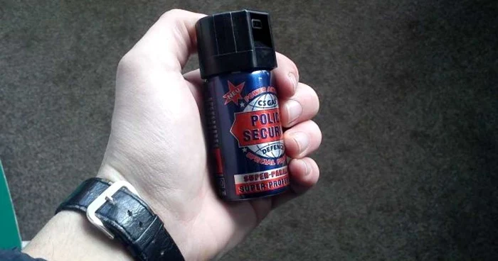 Cei doi elevi care au folosit spray-ul paralizant riscă să fie exmatriculaţi.