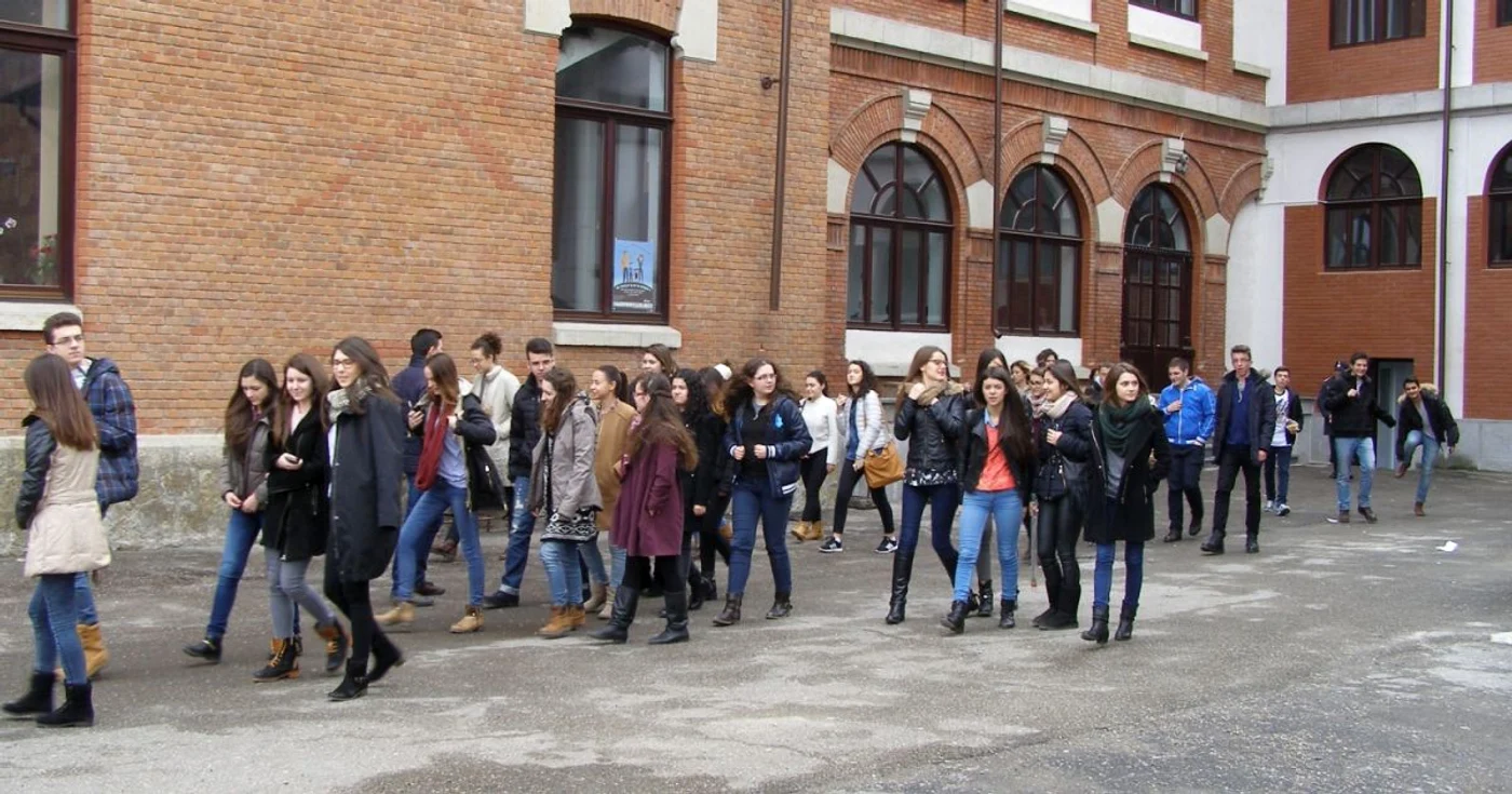 Elevii au părăsit grupaţi clădirea unde învaţă