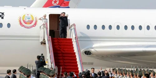 Kim Jong-un coborand din avion la Dalian