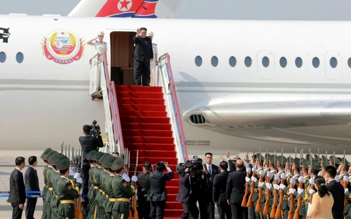 Kim Jong-un coborând din avionul său la Dalian, China FOTO KCNA/ AFP