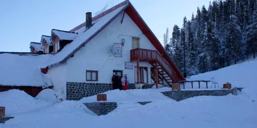 Cabana Cozia aşteaptă turiştii să petreacă de Crăciun în vârf de munte