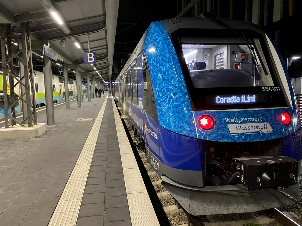 Tren nou de culoare albastră