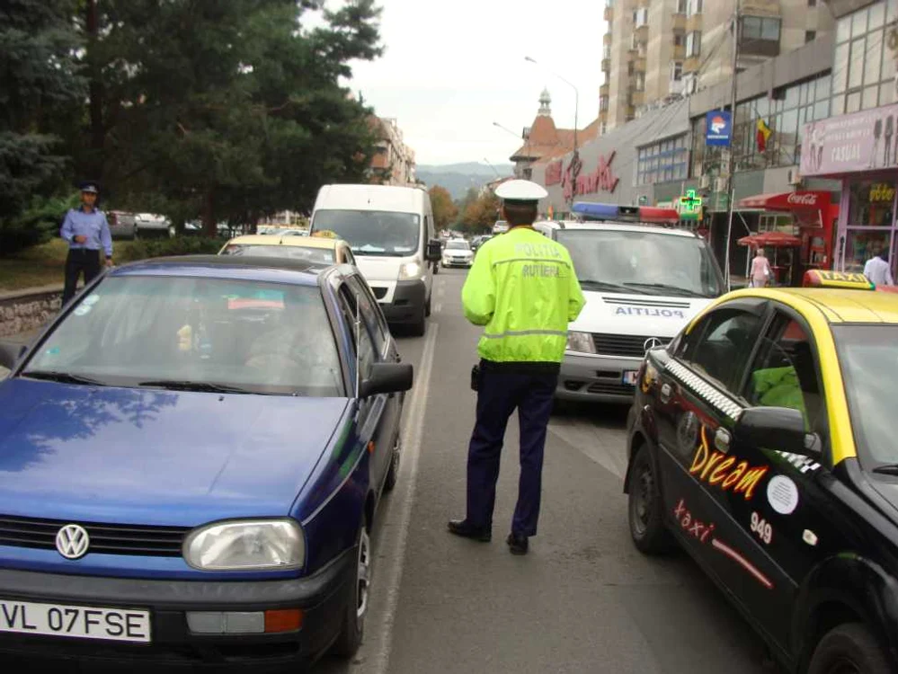 Chiar şi poliţiştii aflaţi în trafic au primit pliante de la colegii lor, cu recomandări cum să se ferească de hoţi