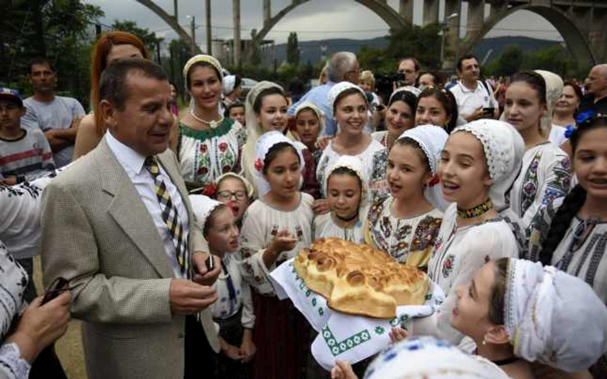 Medicul Cristian Răchitan în mijlocul copiilor din Gura Văii FOTO Arhivă