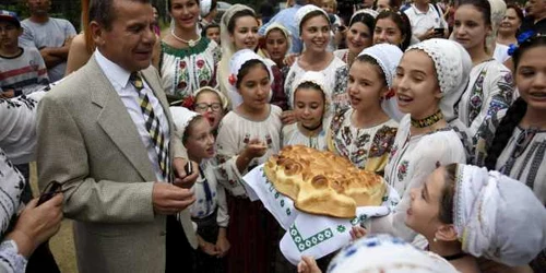 medicul cristian răchitan la nedeie in mehedinti FOTO Alexandra Georgescu