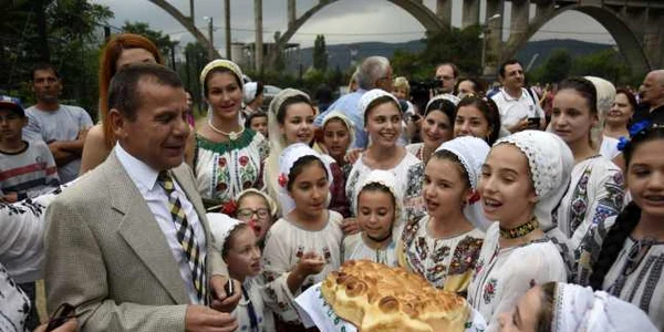 medicul cristian răchitan la nedeie in mehedinti FOTO Alexandra Georgescu