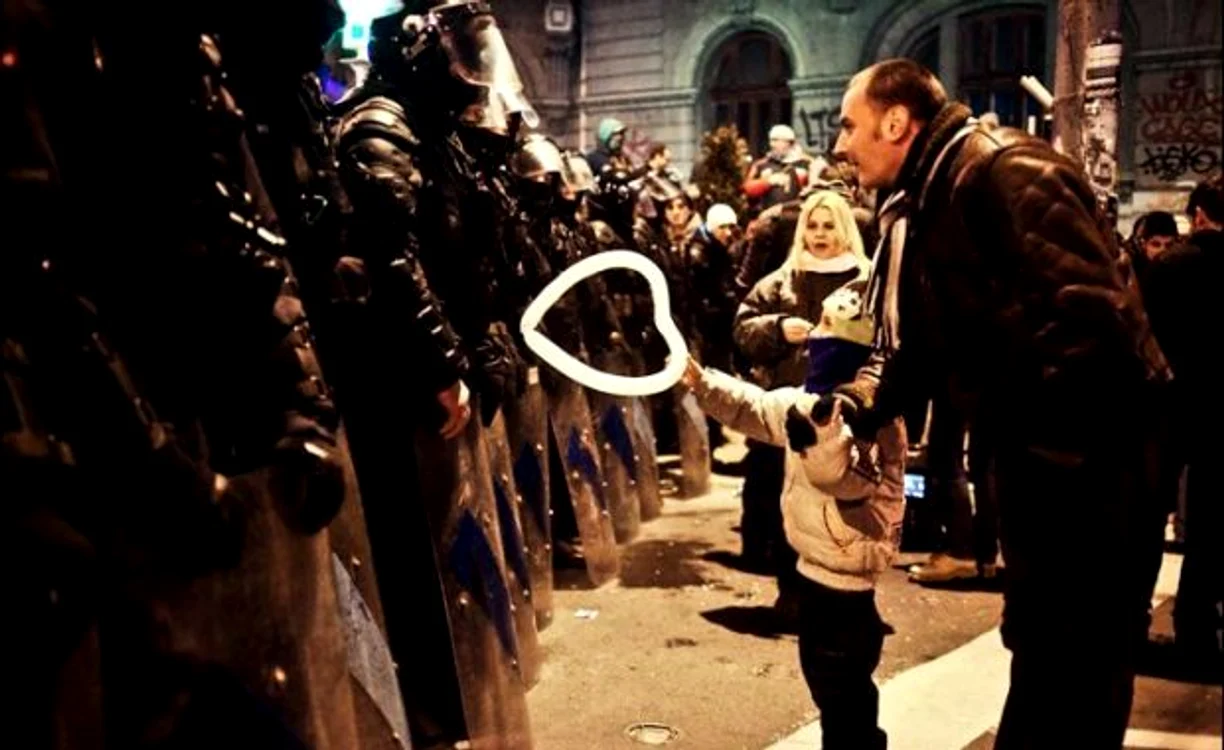 
    Moment inedit în Piaţa Universităţii din Bucureşti, în timpul protestelor de joi seară, 19 ianuarie 2012 FOTO Ioana Moldovan (Facebook)  