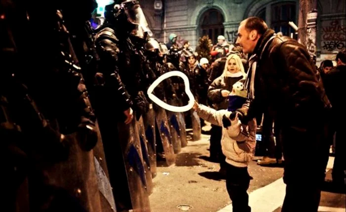 
    Moment inedit în Piaţa Universităţii din Bucureşti, în timpul protestelor de joi seară, 19 ianuarie 2012 FOTO Ioana Moldovan (Facebook)  