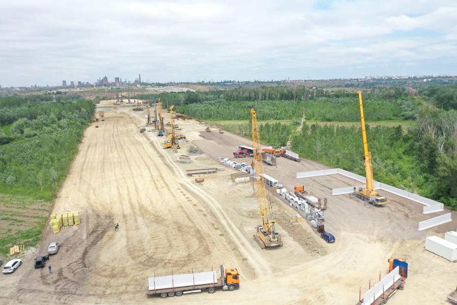 Mobilizare la podul peste Siret. Pe Drumul Expres Brăila-Galați sunt 10 instalații de forat, 186 de muncitori și 57 utilaje