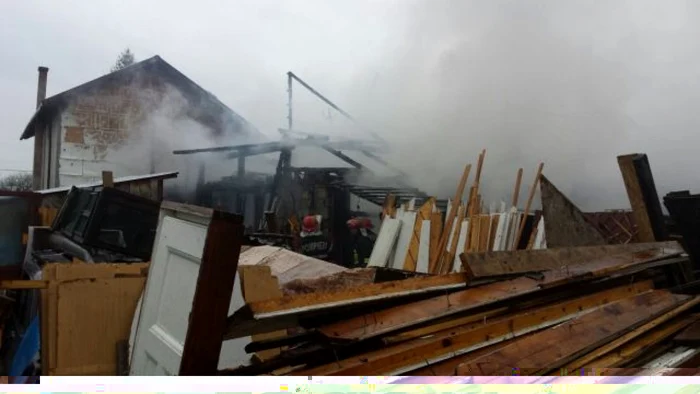 Incendiul a fost provocat de instalaţia electrică FOTO Adevărul