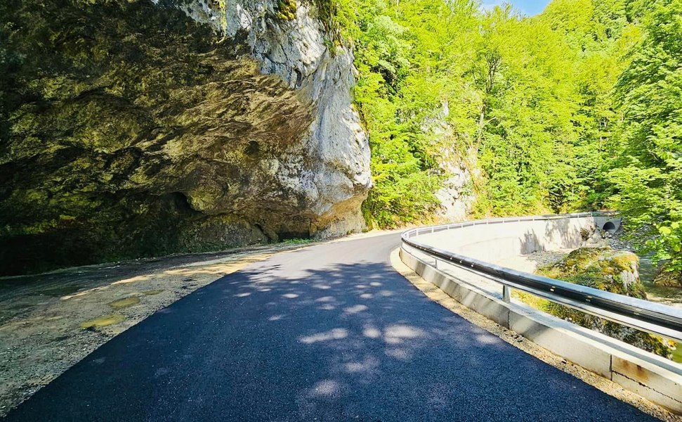 Imagini spectaculoase cu un superb drum montan din Gorj, proaspăt modernizat. Străbate o rezervație naturală cunoscută VIDEO