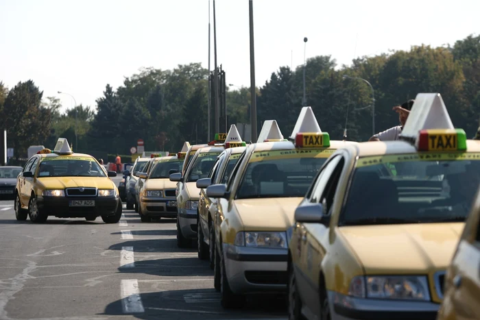 Taximetriştii riscă să stea în staţie dacă nu respectă regulile. 