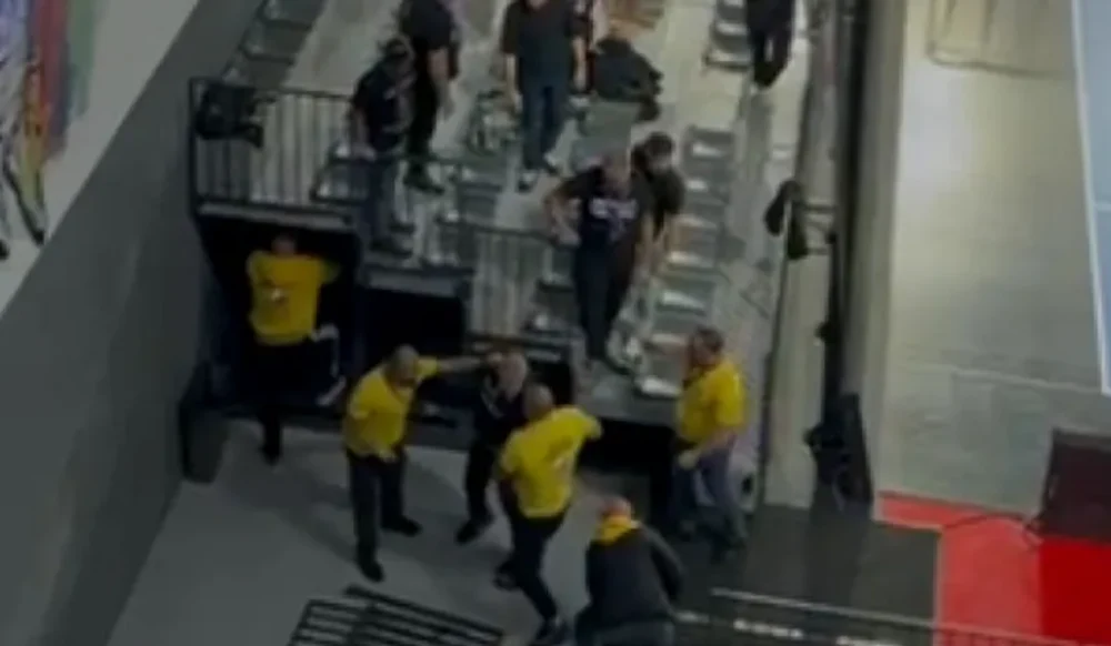 Incidente grave în Liga Florilor: suporterii, bătuți de agenții de pază. Și-au împărțit pumni în sala de handbal. „Au rupt balustrada”