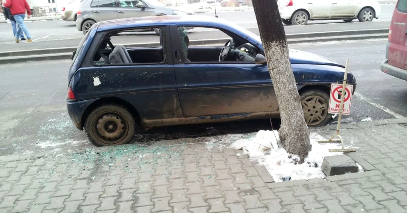Maşina distrusă de cei doi bărbaţi  FOTo: citynews.ro