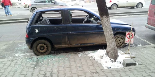 masina distrusa cu toporul foto