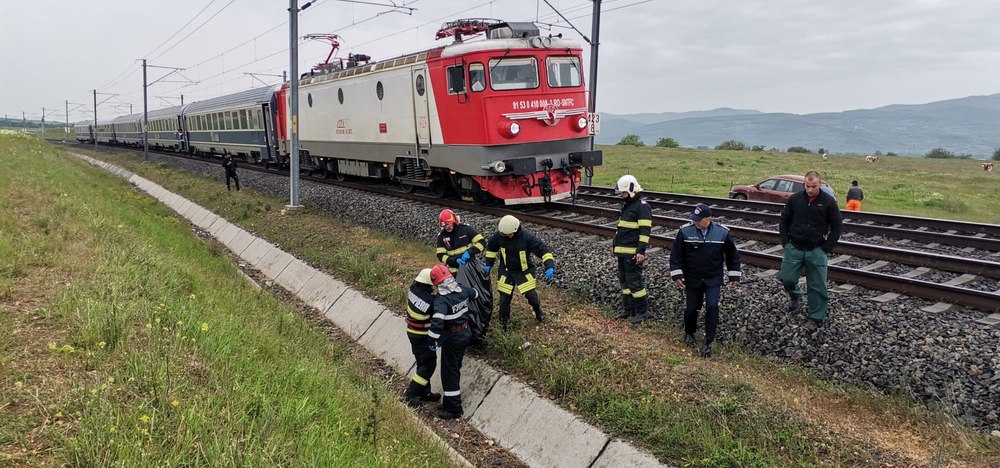 Tragedie în Alba. O tânără de 17 ani nu a auzit trenul în timp ce traversa calea ferată și a fost accidentată mortal