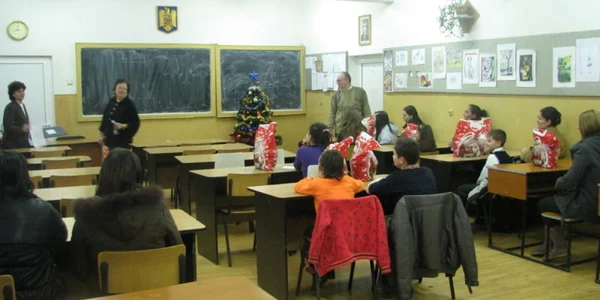 21 de elevi au primit cadouri