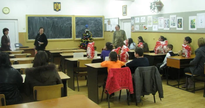 21 de elevi au primit cadouri