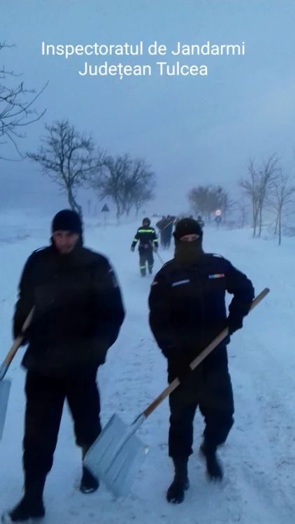 Angajaţii IGSU ajută la dezapezirea drumurilor blocate