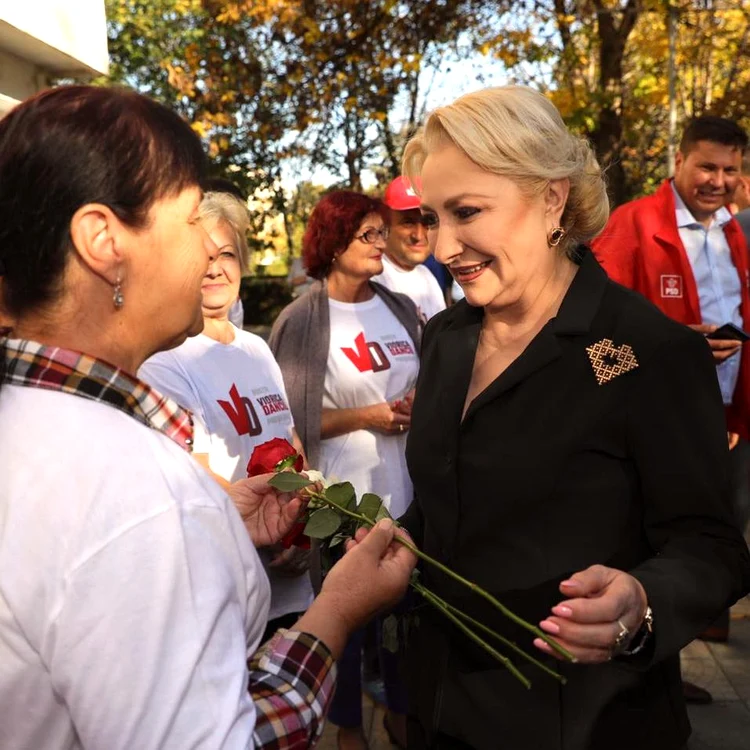 
    De când a început campania, Viorica Dăncilă poartă o singură broșă, în formă de inimăFoto: dancila.psd.ro  
