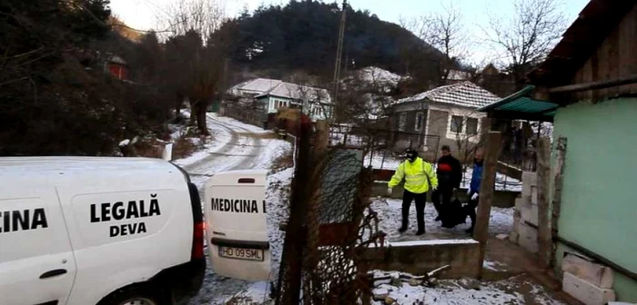 Cadavrele celor două victime prezentau urme de violenţă. FOTO: Daniel Guţă. ADEVĂRUL.