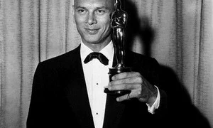 Pentru rolul principal din filmul “Regele și eu”, Yul Brynner a primit premiul Oscar pentru cel mai bun actor (1952) jpeg