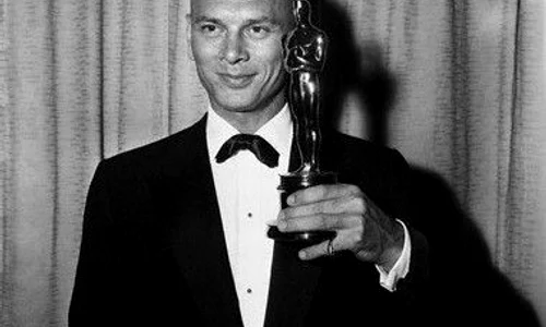 Pentru rolul principal din filmul “Regele și eu”, Yul Brynner a primit premiul Oscar pentru cel mai bun actor (1952) jpeg