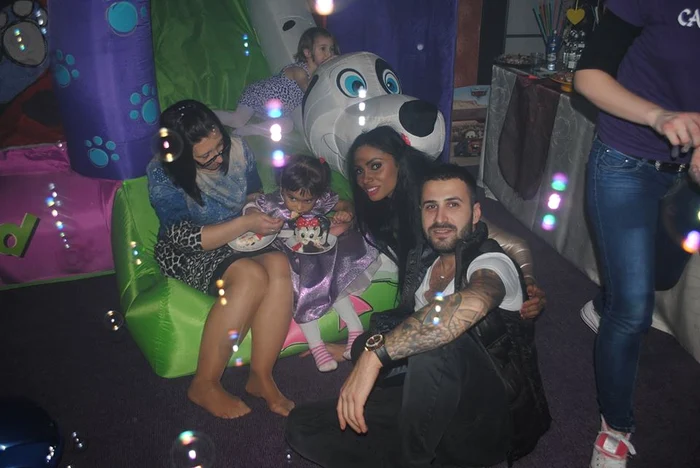 Laurette, împreună cu iubitul