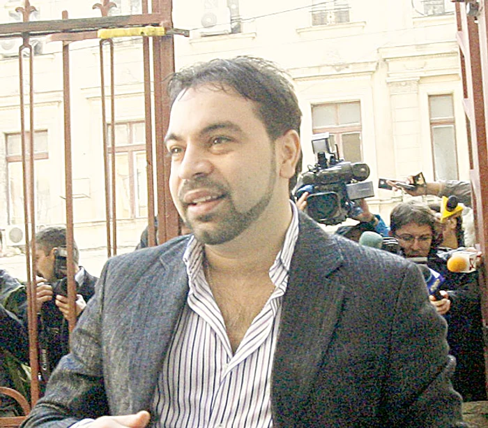 Deşi manelistul e îngropat în datorii, s-a apucat să-şi renoveze vila din Berceni