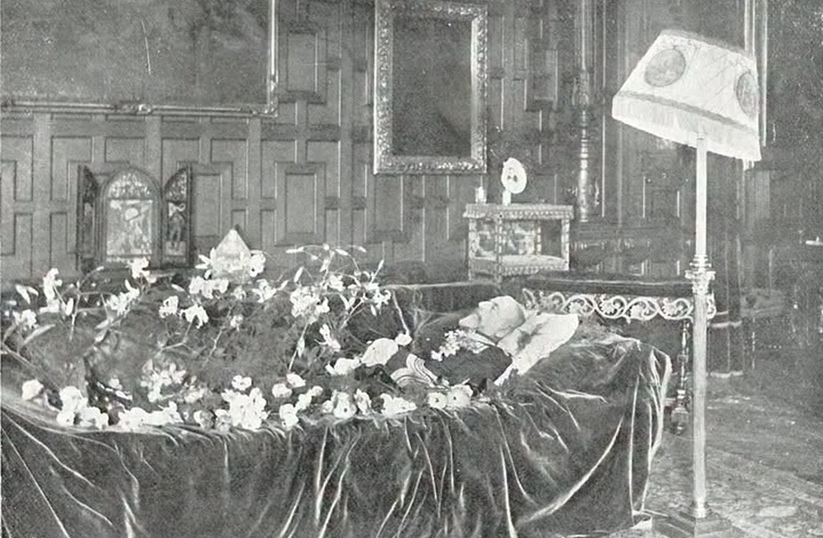 Regele Carol I pe patul mortuar în Castelul Peleș. Fotografie publicată de „Ilustrațiunea Română”, nr. 8-9/1914 