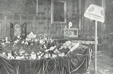 Regele Carol I pe patul mortuar în Castelul Peleș. Fotografie publicată de „Ilustrațiunea Română”, nr. 8-9/1914 