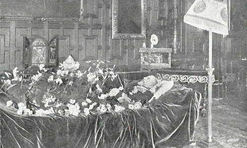 Regele Carol I pe patul mortuar în Castelul Peleș. Fotografie publicată de „Ilustrațiunea Română”, nr. 8-9/1914 