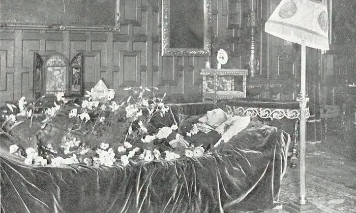 Regele Carol I pe patul mortuar în Castelul Peleș. Fotografie publicată de „Ilustrațiunea Română”, nr. 8-9/1914 