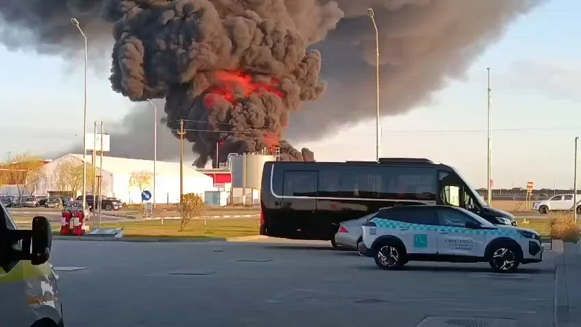 Incendiu la o fabrică de polistiren din Arad. A fost emis mesaj RO-Alert din cauza fumului dens