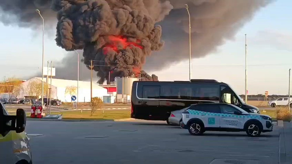 Incendiu la o fabrică de polistiren din Arad. Au fost emise trei mesaje RO-Alert din cauza fumului dens